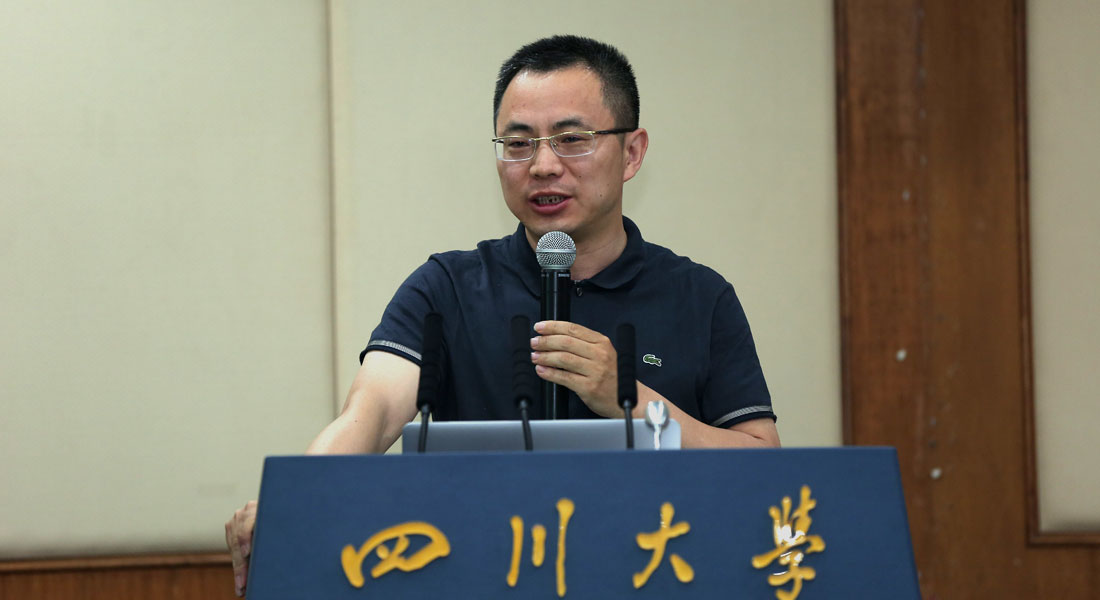 中国政法大学商学院副院长李欣宇主持